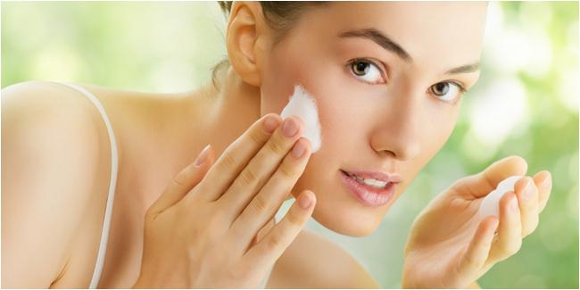 Gunakan tabir surya untuk melindungi kulit/copyright Shutterstock.com