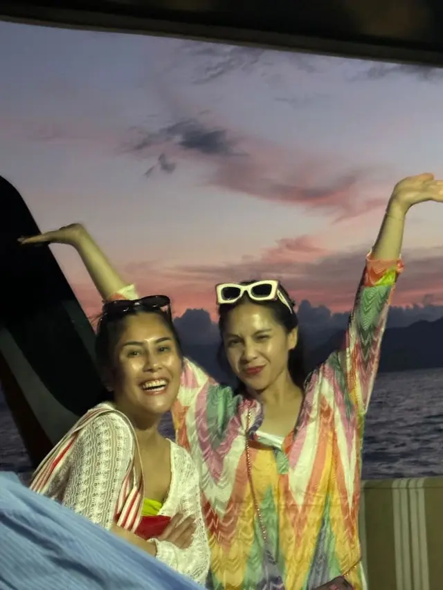Nagita Slavina Liburan di Labuan Bajo.