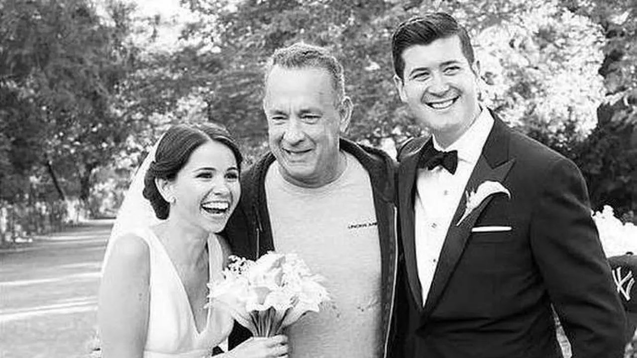 Tom Hanks berpose dengan pasangan yangs sedang foto pra pernikahan