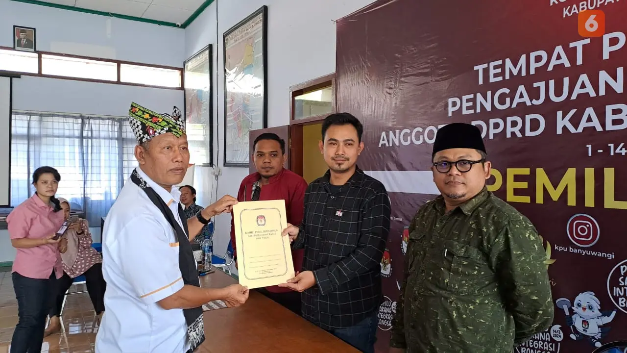Ketua DPD Partai Garuda Banyuwangi Yusuf Hidayat (baju putih) menyerahkan berkas perbaikan bacaleg ke KPU Banyuwangi. (Hermawan Arifianto/Liputan6.com).