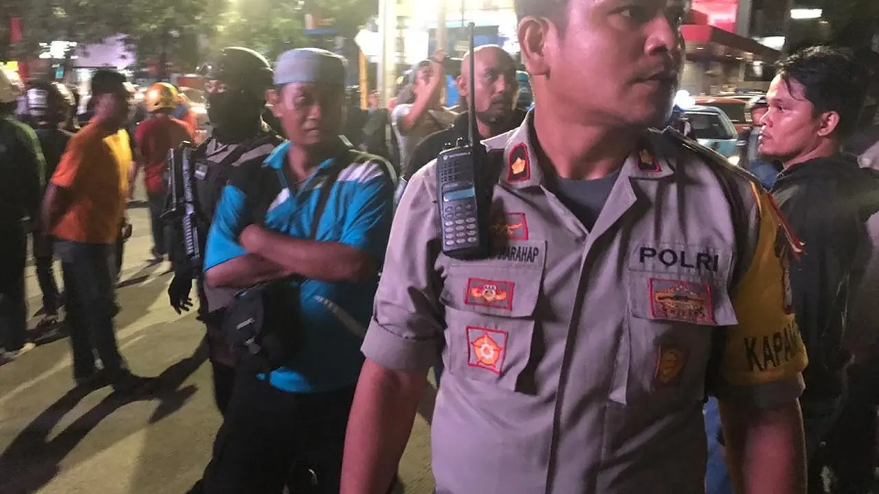 Kapolsek Panakukang Kompol Ananda Fauzi tampak turun langsung melerai bentrokan antara jukir dan driver ojol yang berlangsung di area terowongan Mal Panakukang, Makassar (Liputan6.com/ Eka Hakim)