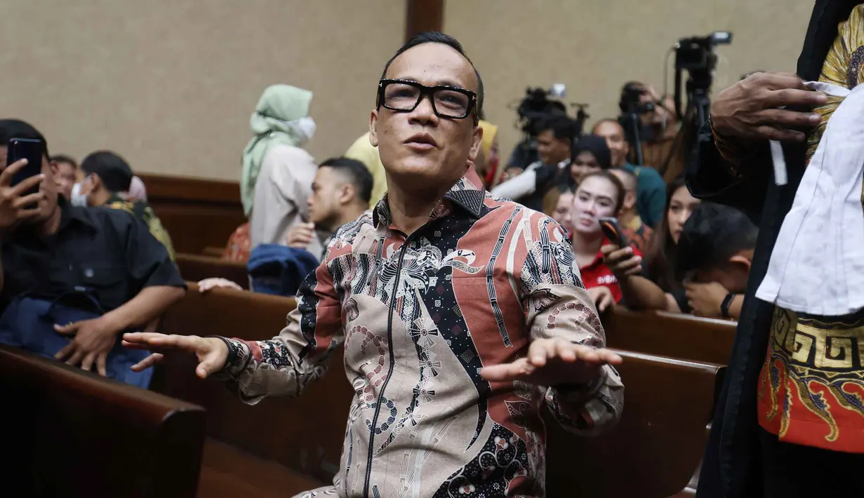 Mantan Wakil Menteri Ketenagakerjaan (Wamenaker), Immanuel Ebenezer Gerungan alias Noel, saat menanti waktu pelaksanaan sidang pembacaan tuntutan dari Jaksa Penuntut Umum (JPU) atas kasus dugaan pemerasan dan penerimaan gratifikasi terkait pengurusan sertifikasi Keselamatan dan Kesehatan Kerja (K3) di lingkungan kementerian Ketenagakerjaan di Pengadilan Tindak Pidana Korupsi, Jakarta, Senin (18/5/2026). (Kapanlagi.com/Budy Santoso)