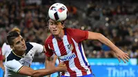 Pemain Atletico Madrid, Filipe Luis, berebut bola dengan pemain Tottenham Hotspur, Erik Lamela, pada laga International Champions Cup 2016 di Melbourne, Australia, (29/7/2016). (AFP/PaulCrock)