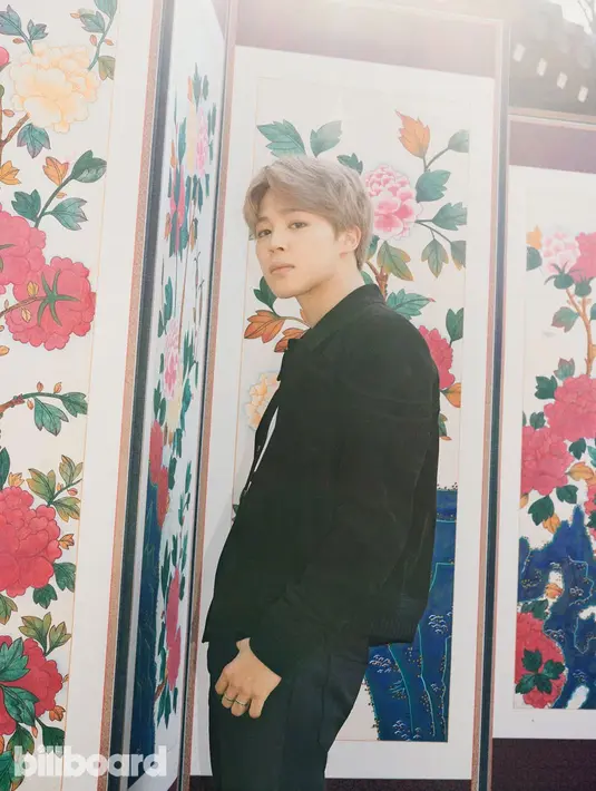Ketika menjalani pemotretan untuk Billboard, Jimin BTS mengenakan jaket merek Saint Laurent. Jaket warna hitam ini berharga Rp 80 juta. (Foto: koreaboo.com)