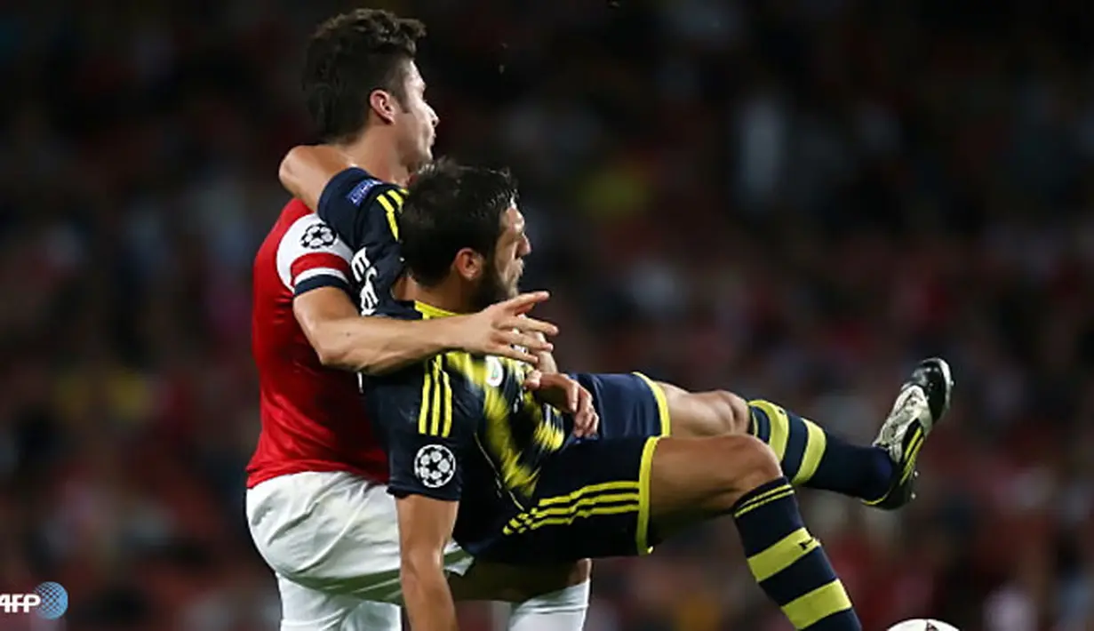 Striker Arsenal Olivier Giroud berebut bola dengan pemain Fenerbahce Egemen Korkmaz pada Putar Liga Champions kedua pertandingan sepak bola di Stadion Emirates di London (27/08/2013).(AFP/Adrian Dennis)