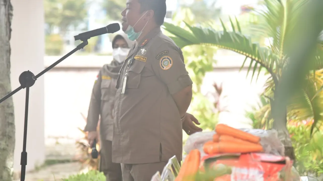 Pemusnahan bahan makanan selundupan asal Malaysia di Kalimantan Utara.