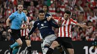 Gelandang MU, Casemiro (kiri), mendapatkan tekel dari pemain Athletic Bilbao, Dani Vivian, pada leg 1 semifinal Liga Europa 2024/2025 di Stadion San Mames, Jumat (2/5/2025) dini hari WIB. (ANDER GILLENEA / AFP)
