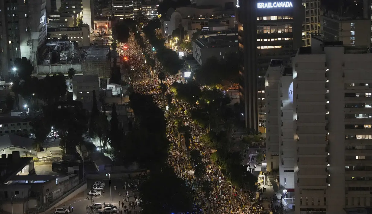 Dalam aksinya, pengunjuk rasa menuntut pembebasan segera semua sandera yang ditahan oleh Hamas. (AP Photo/Ohad Zwigenberg)