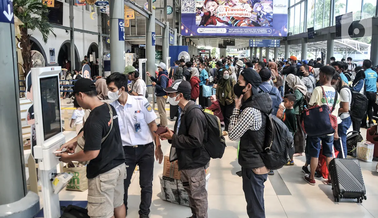 <p>Memasuki H-3 Lebaran atau puncak arus mudik 2023, PT KAI mencatat hari ini sebanyak 41.900 pemudik berangkat dari Stasiun Gambir dan Pasar Senen. (merdeka.com/Iqbal S. Nugroho)</p>