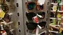 Kacamata palsu yang disita petugas di Kantor Bea Cukai Hong Kong, Kamis (6/8). Lebih dari 30.000 barang disita dari satu warga Filipina dan dua warga Pakistan yang merupakan sindikat penjual barang yang diduga palsu. (REUTERS/Bobby Yip)