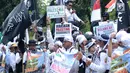 Massa yang tergabung dalam Al Aqsa Working Grup berunjuk rasa di depan Kedubes AS Jalan Medan Merdeka Selatan, Jakarta, Selasa (3/4). Aksi ini dukungan moral kepada rakyat Palestina yang ingin pulang ke tanah kelahiran. (Liputan6.com/Helmi Fithriansyah)