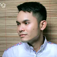 Beberapa hari lagi, Ben Kasyafani akan mengakhiri masa kesendiriannya. Ben akan mempersunting Nesyana Ayu Nabila alias Ines. Detik-detik hari pernikahannya, ia masih ada keraguan. (Adrian Putra/Bintang.com)