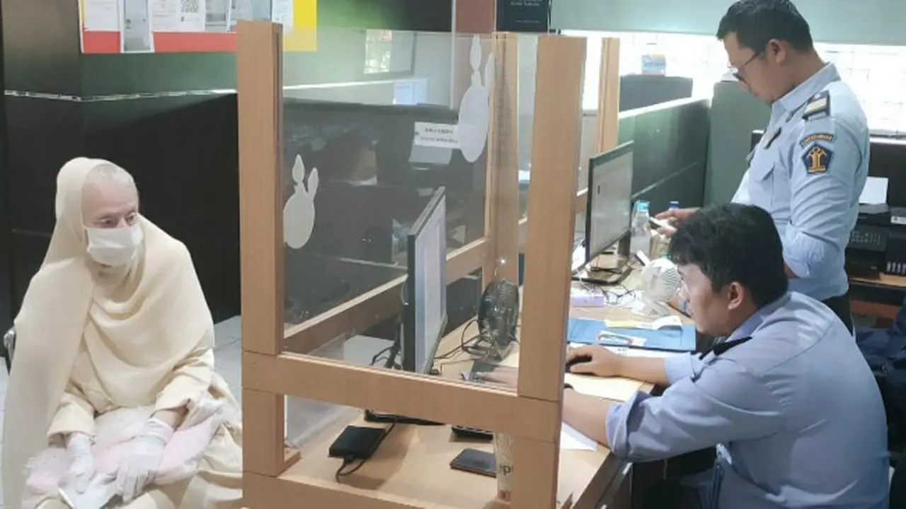 Petugas Kantor Imigrasi Dumai meminta keterangan WNA Jerman yang melebihi izin tinggal di Indonesia.