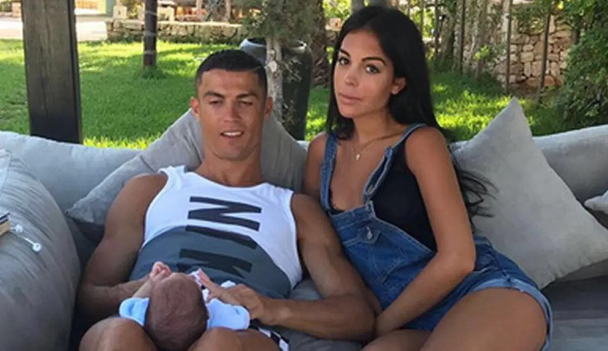 Rona bahagia masih terasa di kehidupan Cristiano Ronaldo karena dikaruniai anak kembar. Namun ternyata kabar bahagia nampaknya akan kembali menyelimuti Cristian dan kekasih, Georgina Rodriguez. (Instagram/cristiano)