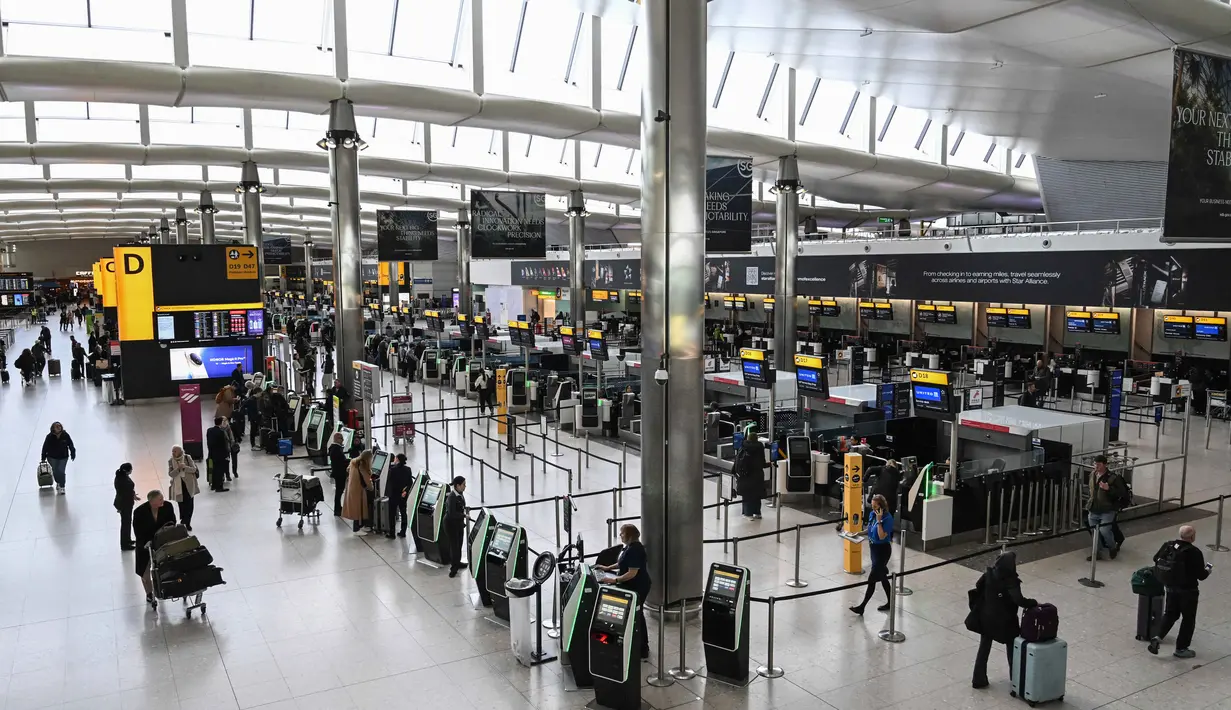 Pembatalan rute penerbangan tersebut imbas penutupan wilayah udara di sebagian wilayah Timur Tengah. Tampak foto menunjukkan suasana area check-in di Bandara Heathrow, London pada Minggu 1 Maret 2026. (JUSTIN TALLIS/AFP)