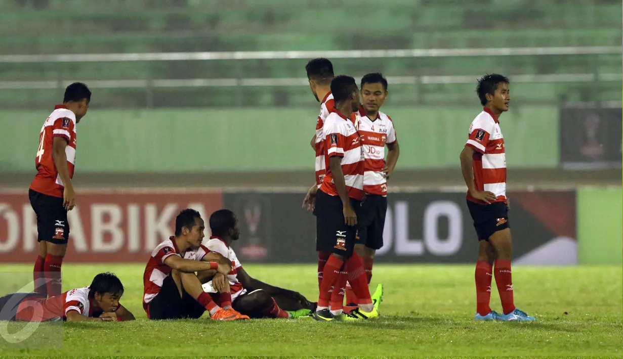 Pemain Madura United tertunduk saat kalah adu tendangan penalti melawan PBFC di laga 8 besar PIala Presiden 2017 di Stadion Manahan Solo, Sabtu (25/2). PBFC unggul 5-4 (0-0). (Liputan6.com/Helmi Fithriansyah)