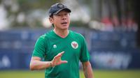 Pelatih kepala Timnas Indonesia U-20, Shin Tae-yong memberikan instruksi saat latihan persiapan Kualifikasi Piala Asia U-20 2023 yang berlangsung di Lapangan A Gelora Bung Karno, Jakarta, Selasa (30/08/2022). (Bola.com/Bagaskara Lazuardi)