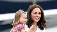Putri Charlotte tak lepas dari gendongan sang ibu, Kate Middleton. (sumber : Mirror).