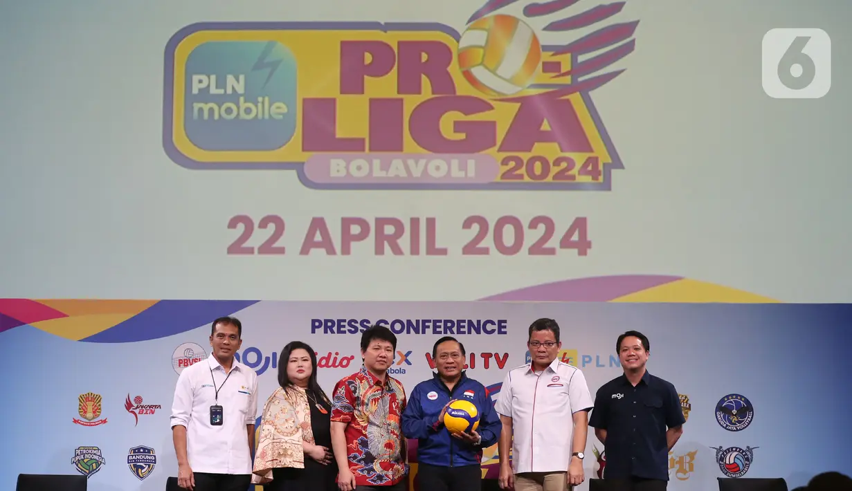 Dari kiri ke kanan, Gregorius Adi Trianto (EVP Komunikasi Korporat dan TJSL PT. PLN Persero), Eva Stephanie Kurnia (Senior Vice President Content Vidio), Hendy Lim (Head of Sports Business Emtek Group dan CEO of Nex Parabola), Komjen Pol Drs Imam Sudjarwo MSi (Ketua Pengurus Pusat PBVSI), Reginald C Nelwan (Wakil Direktur Proliga) dan David Setiawan Suwarto - Director of MOJI usai memberi keterangan terkait pelaksanaan Proliga 2024 di Jakarta, Senin (22/4/2024). (Liputan6.com/Helmi Fithriansyah)