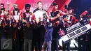 Kapten tim Persipura, Boaz Salossa mengangkat piala tim terbaik ISC 2016 saat malam penghargaan di Hotel Aryaduta Bandung, Minggu (8/1). Persipura tampil sebagai tim terbaik sekaligus juara ISC 2016. (Liputan6.com/Helmi Fithriansyah)