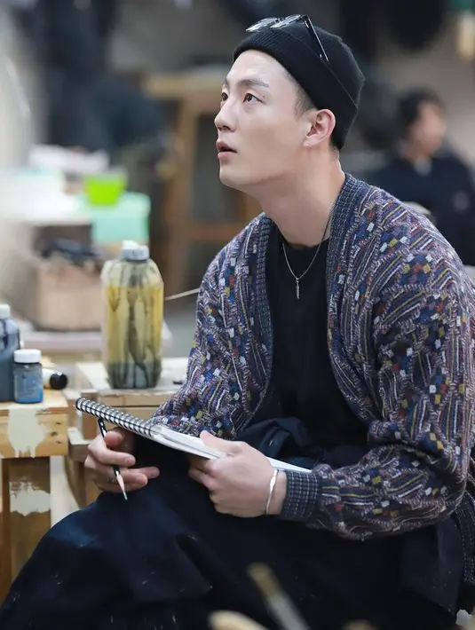 "Kim Min Gwi mengakui kesalahannya atas kesalahan kontrovesial dari kehidupan pribadinya dan dengan tulus meminta maaf kepada orang tersebut atas luka yang disebabkan karena tindakannya yang tidak dewasa," katanya dikutip dari Koreaboo, Sealsa (28/7). (Foto: Instagram/kimmingwi)