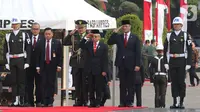 Wakil Presiden Ma'ruf Amin memberi hormat saat tiba menghadiri upacara peringatan Hari Pahlawan Nasional di Taman Makam Pahlawan (TMP) Utama Kalibata, Jakarta Selatan, Minggu (10/11/2019). (Liputan6.com/Herman Zakharia)