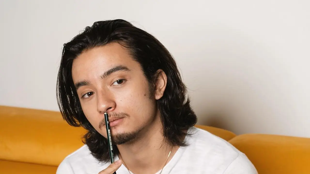 Pesona Seleb Pria dengan Rambut Gondrong