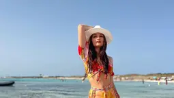 Dalam liburannya ini Cinta Laura banyak membagikan momen seru saat berada di pantai. Cinta Laura menunjukkan keindahan pantai di Pulau Formentera, Spanyol. Pose kece Cinta memperlihatkan perutnya yang datar. Body goals banget ya!. (Instagram/claurakiehl)