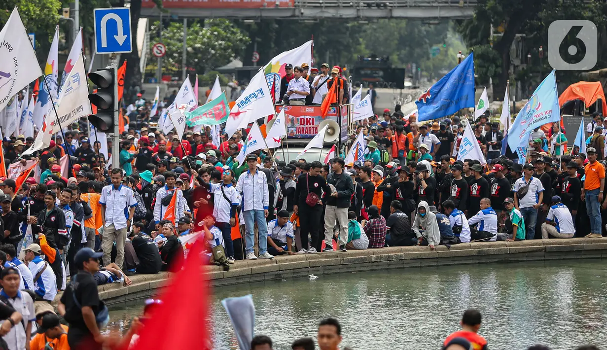 Buruh dari berbagai aliansi melakukan aksi damai dalam rangka peringatan May Day atau Hari Buruh Internasional di kawasan Patung Kuda, Jakarta, Rabu (1/5/2024). (Liputan6.com/Angga Yuniar)