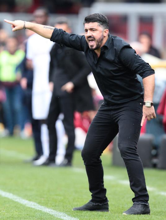 Pelatih AC Milan, Gennaro Gattuso saat mengintruksikan para pemainnya saat bertanding melawan Benevento pada lanjutan Liga Serie A Italia di Italia (3/12). AC Milan bermain imbang 2-2 dari tim juru kunci tersebut. (AFP Photo/Carlo Hermann)