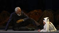Penampilan aktor asal Amerika Serikat&nbsp;Morgan Freeman (kiri) and YouTuber asal Qatar Ghanim al-Muftah&nbsp;saat upacara pembukaan Piala Dunia 2022 di Stadion Al-Bayt, Qatar, Minggu (20/11/2022). (AFP/Raul&nbsp;Arboleda)