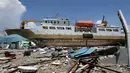 KM Sabuk Nusantara 39 terdampar di antara rumah warga usai tsunami melanda Palu dan Donggala, Sulteng, Selasa (2/10). Gempa magnitudo 7,4 disertai tsunami menyeret KM Sabuk Nusantara 39 yang tengah sandar di Pelabuhan Pantoloan. (AP Photo/Tatan Syuflana)