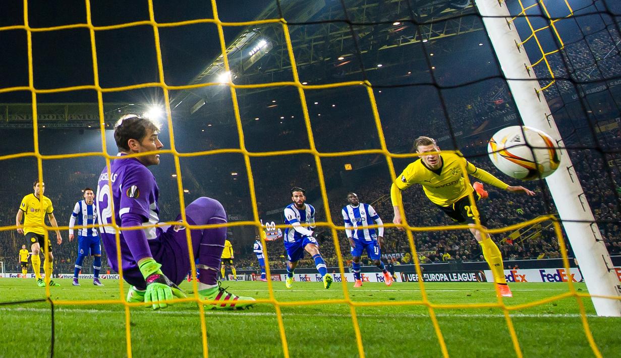 Pemain Borussia Dortmund, Lukasz Piszczek, saat mencetak gol pertama ke gawang Porto dalam laga leg pertama 32 besar Liga Europa di Stadion Signal Iduna Park, Dortmund, Jumat (19/2/2016) dini hari WIB, (AFP/DPA/Guido Kirchner)