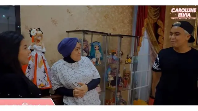 Di rumah Uya Kuya terdapat koleksi boneka milik sang istri, Astrid. Koleksi bonekanya dibandrol dengan harga sekitar 30 juta.