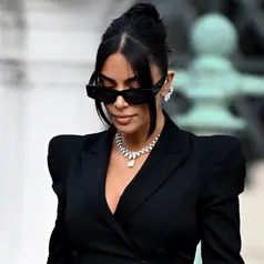 Kim Kardashian meninggalkan Pengadilan Assize setelah bersaksi dalam persidangan atas perampokan tahun 2016 yang menyebabkan perhiasan senilai jutaan dolar dirampas dengan todongan senjata di Paris, pada 13 Mei 2025. (LEO VIGNAL/AFP )