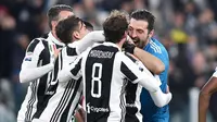 Selebrasi para pemain Juventus usai Mattia De Sciglio mencetak gol ke gawang Crotone pada lanjutan Premier League di Allianz Stadium, Turin, Italy, (26/11/2017). Juventus menang 3-1. (Alessandro Di Marco/ANSA via AP)