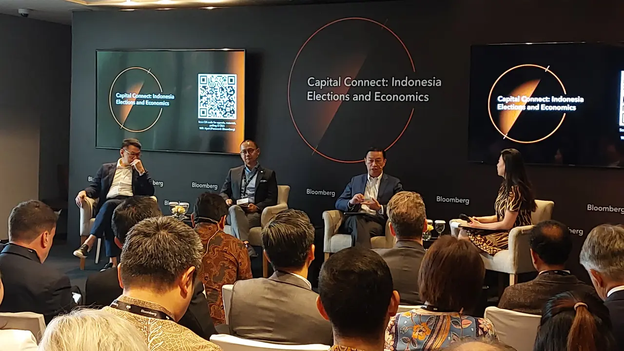 Co-Captain Timnas AMIN Thomas Trikasih Lembong atau Tom Lembong dalam diskusi mengenai ekonomi Indonesia yang diselenggarakan oleh Bloomberg, di Grand Hyatt, Jakarta, Selasa (30/1/2024). (Arief/Liputan6.com)