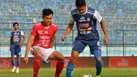 Gelandang Bali United, Sutanto Tan, saat mengawal Dendi Santoso (Arema) di Stadion Kanjuruhan, Malang (20/10/2018). (Bola.com/Iwan Setiawan)