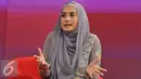 Shinta Bachir tampil mengenakan hijab saat menghadiri acara Dear Haters di SCTV Tower, Jakarta, Kamis (16/6/2016). Shinta mengaku takut ketika ketahuan keluarga saat dirinya menjadi artis film panas kepada Dear Haters. (Liputan6.com/Gempur M Surya)