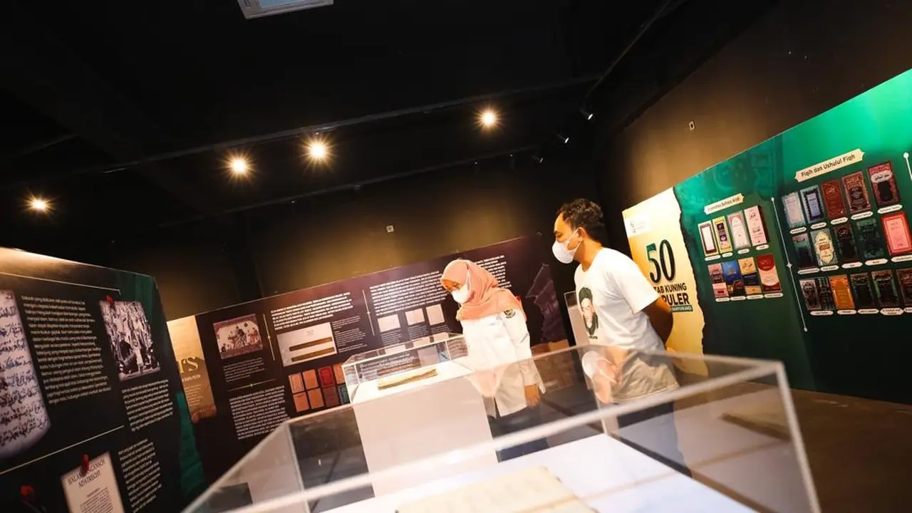 Barurrahim alias Ayung (Kiri) mendampingi Bupati Banyuwangi Puk Fiestiandani (Kanan) meninjau persiapan Fetsival Kitab Kuning di Gedung Juang 1945 Banyuwangi. (Istimewa)