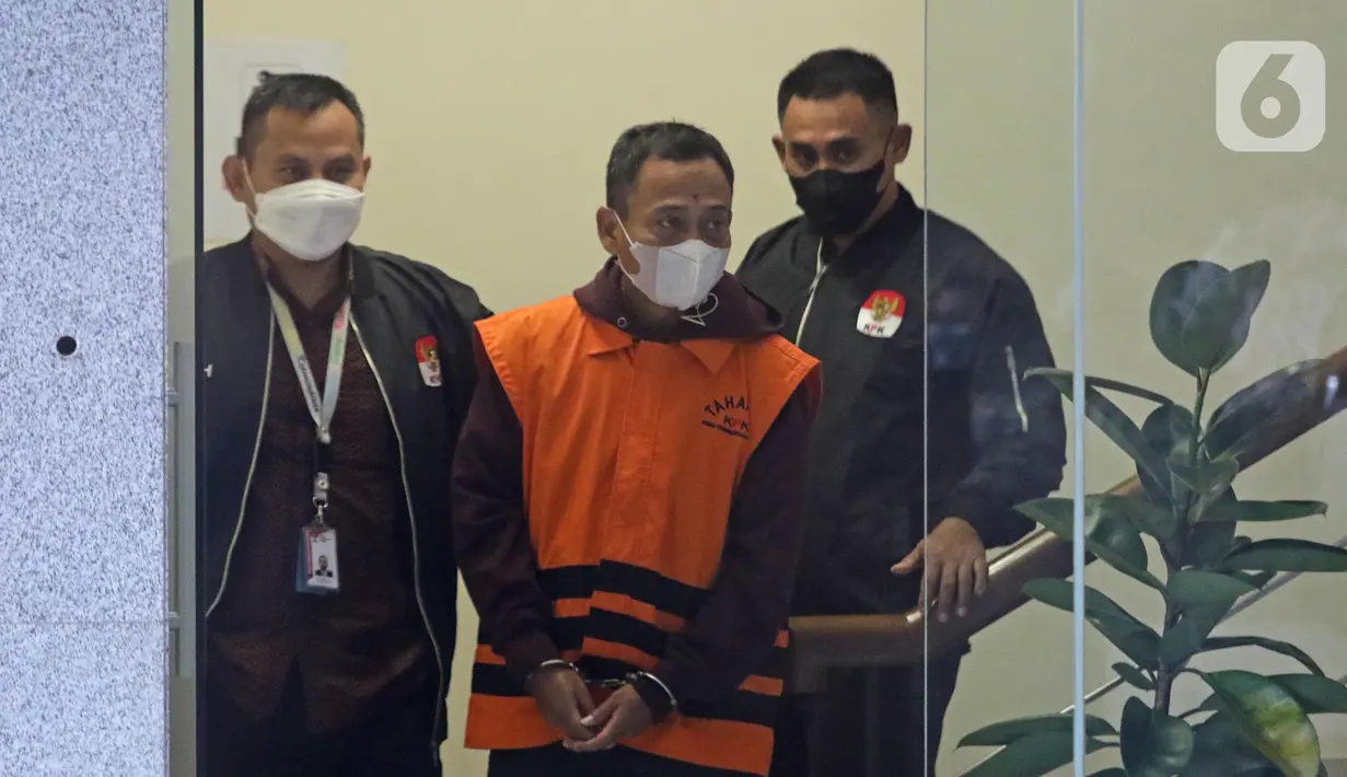 Petugas Komisi Pemberantasan Korupsi (KPK) menggiring Dodi Martimbang (tengah) di Gedung Merah Putih KPK Jakarta, Selasa (17/1/2023). Dodi Martimbang diduga secara pihak mengambil kebijakan untuk tidak menggunakan jasa dari perusahaan yang sebelumnya telah dilakukan penandatangan kontrak karya tersebut dengan tidak didukung alasan yang mendesak. (Liputan6.com/Helmi Fithriansyah)