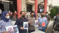 Polisi menahan majikan pengangiaya ART di Surabaya. (Dian Kurniawan/Liputan6.com)