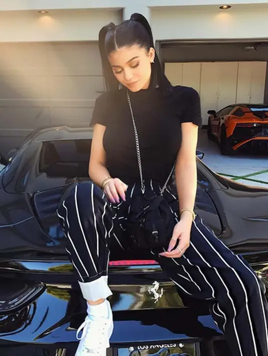 Ketiga, sebelum berpacaran dengan Travis, Kylie pun putus dengan Tyga setelah menjalin hubungan selama bertahun-tahun. Publik pun semakin bertanya-tanya, siapakah ayah dari anak yang dikandung Kylie itu? Tyga atau Travis? (Instagram/kyliejenner)