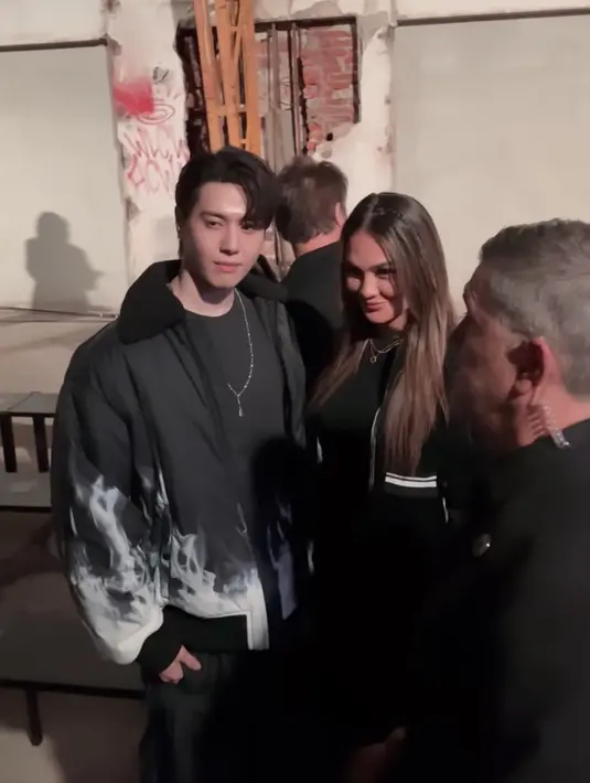 Sedangkan rambut cokelatnya dibiarkan terurai, dengan detail sedikit kepengannya