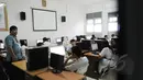 Suasana pelaksanaan Ujian Nasional (UN) berbasis komputer di SMKN Budi Utomo, Jakarta, Senin (13/4/2015). Hari ini hingga Rabu (15/4), sejumlah SMA/sederajat melaksanakan UN dengan lembar soal maupun berbasis komputer. (Liputan6.com/Herman Zakharia)