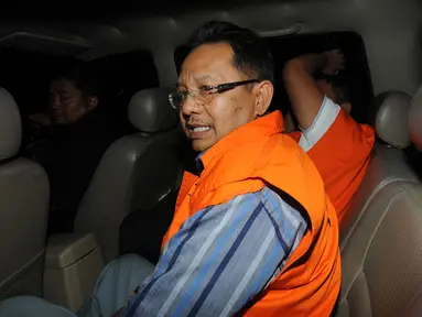 Mantan anggota DPRD Sumatera Utara, Tahan Manahan Panggabean mengenakan rompi tahanan berada di dalam mobil usai menjalani pemeriksaan di gedung KPK, Jakarta, Senin (13/8). (Merdeka.com/Dwi Narwoko)