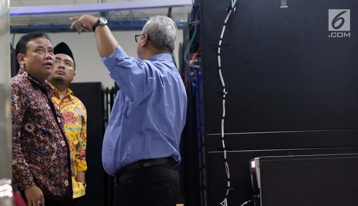 Ketua KPU RI, Arief Budiman (kanan) bersama Komisioner Bawaslu RI, Abhan Misbah dan M Afifuddin meninjau ruang server data KPU di Gedung KPU, Jakarta, Jumat (26/4). Bawaslu meninjau ruang server terkait transparansi proses kinerja KPU pada Pemilu 2019. (Liputan6.com/Helmi Fithriansyah)