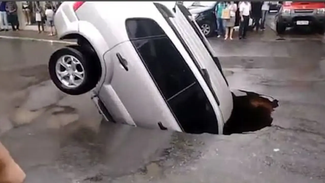 Sinkhole Raksasa Nyaris Telan Mobil Buat Warga Panik
