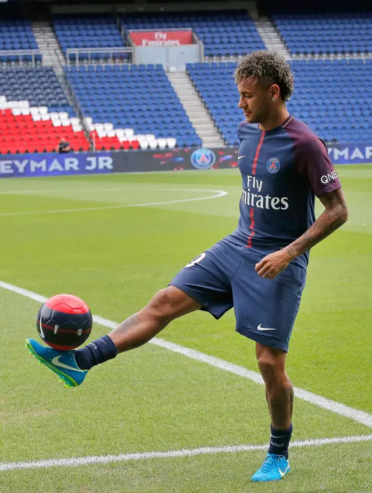 Penyerang Brasil, Neymar mengontrol bola dalam konferensi pers bersama PSG di Paris, (4/8). Paris Saint-Germain secara resmi memperkenalkan pemain baru mereka Neymar masuk ke klubnya. (AP Photo/Michel Euler)