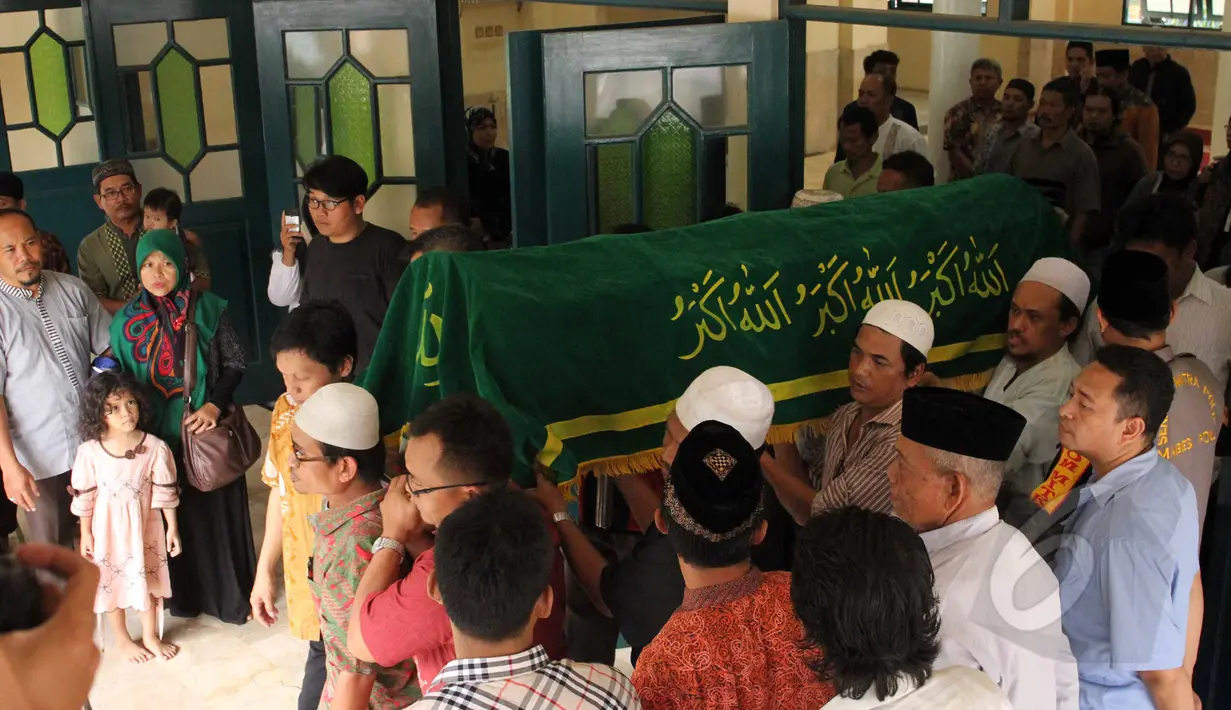 Keranda jenazah almarhum Didi Widiatmoko alias Didi Petet dibawa usai disalatkan di masjid Baitul Qarim di kawasan Ciputat, Tangsel, Jumat (15/5/2015). Rencananya almarhumah Didi Petet akan dimakamkan di TPU Tanah Kusir. (Liputan6.com/Helmi Afandi)
